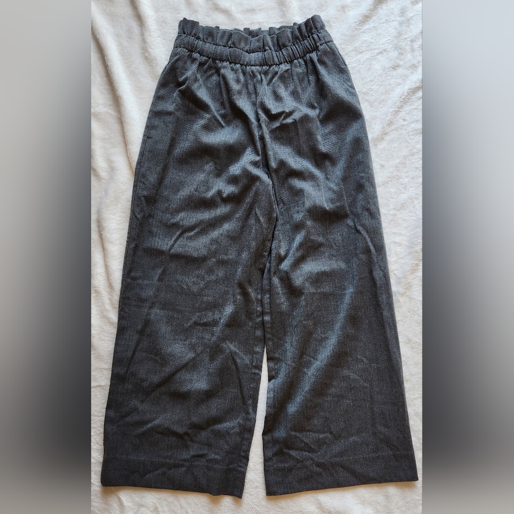 LIKE NEW Gray Wide Leg Pants And Stretchy Waist for Effortless Style